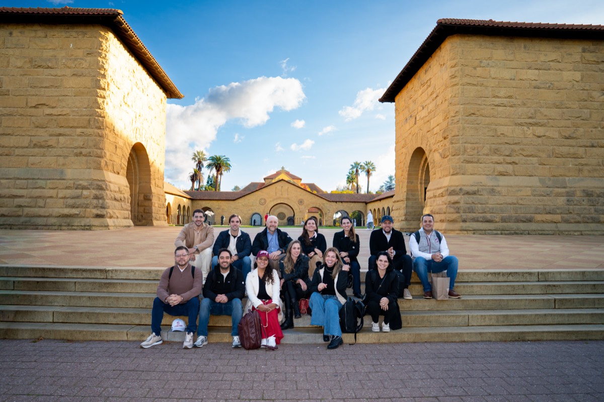 Grupo de executivos em programa Enhub no campus de Stanford