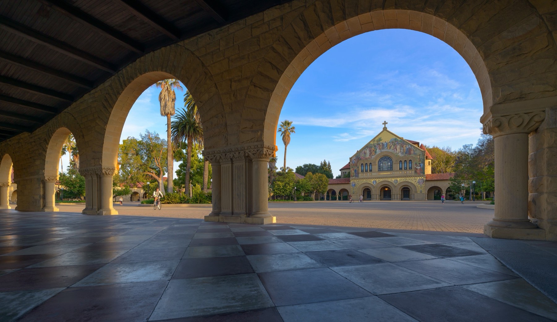Memorial Church vista dos arcos do Main Quad, Stanford University